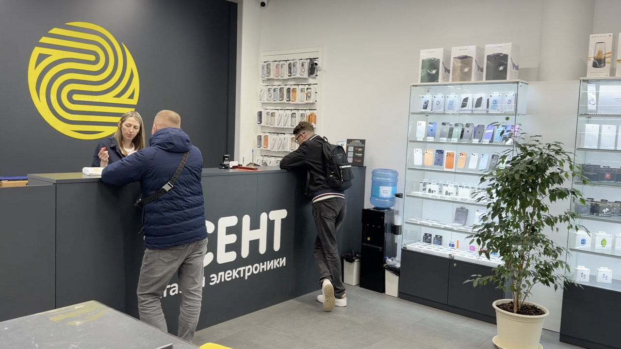 Витрина магазина с моделями смартфонов для программы обмена устройств